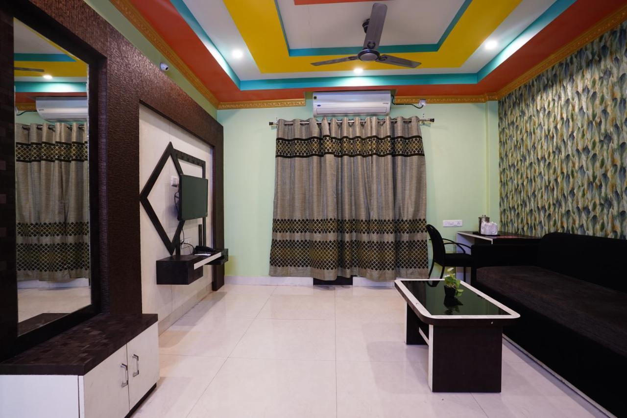 Tirupati Lodge Njp Силигури Екстериор снимка