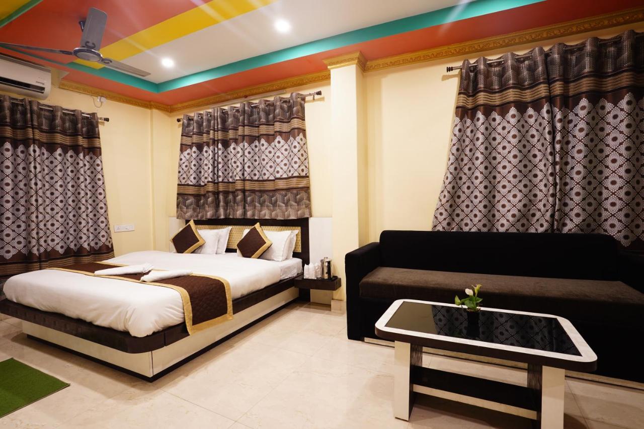 Tirupati Lodge Njp Силигури Екстериор снимка