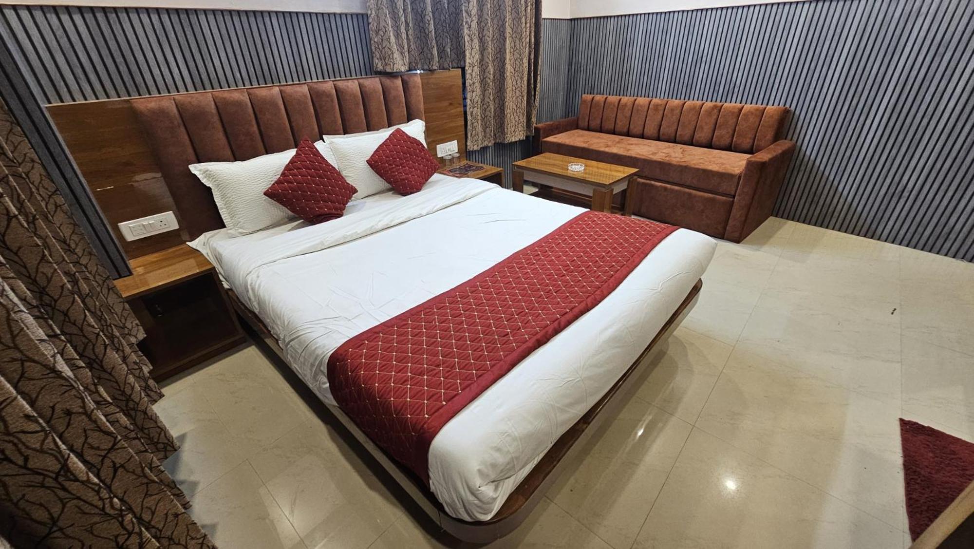 Tirupati Lodge Njp Силигури Екстериор снимка