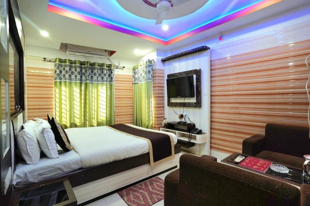 Tirupati Lodge Njp Силигури Екстериор снимка