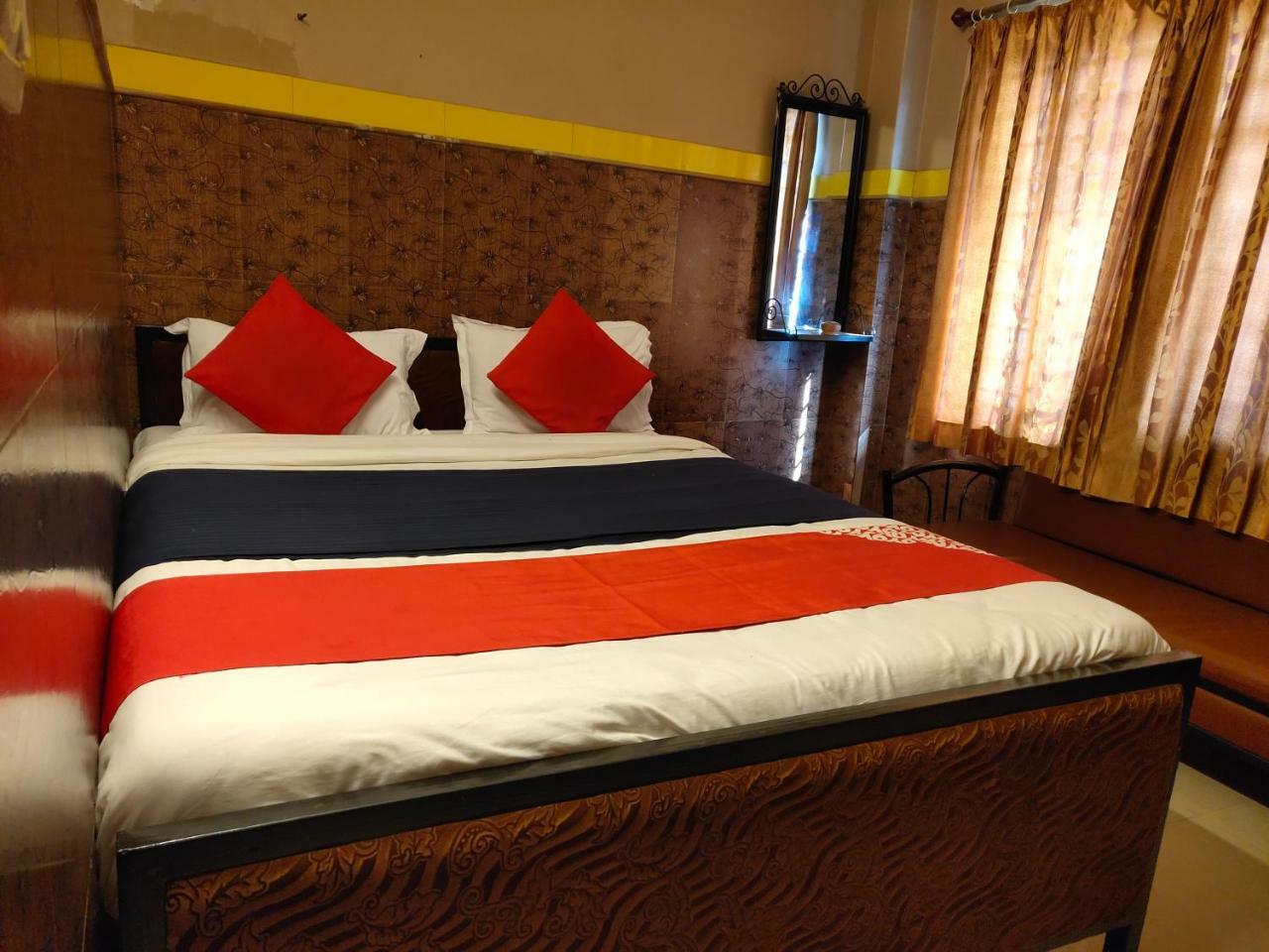 Tirupati Lodge Njp Силигури Екстериор снимка