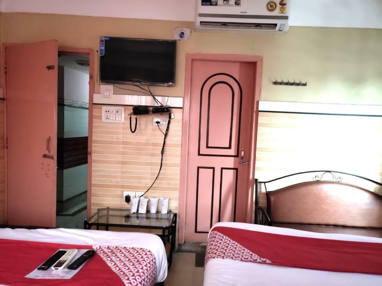 Tirupati Lodge Njp Силигури Екстериор снимка