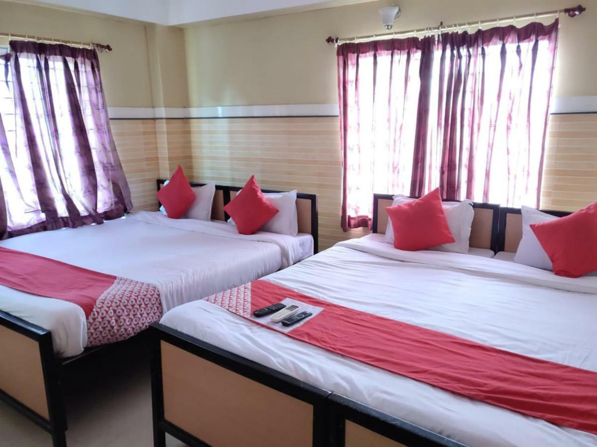 Tirupati Lodge Njp Силигури Екстериор снимка
