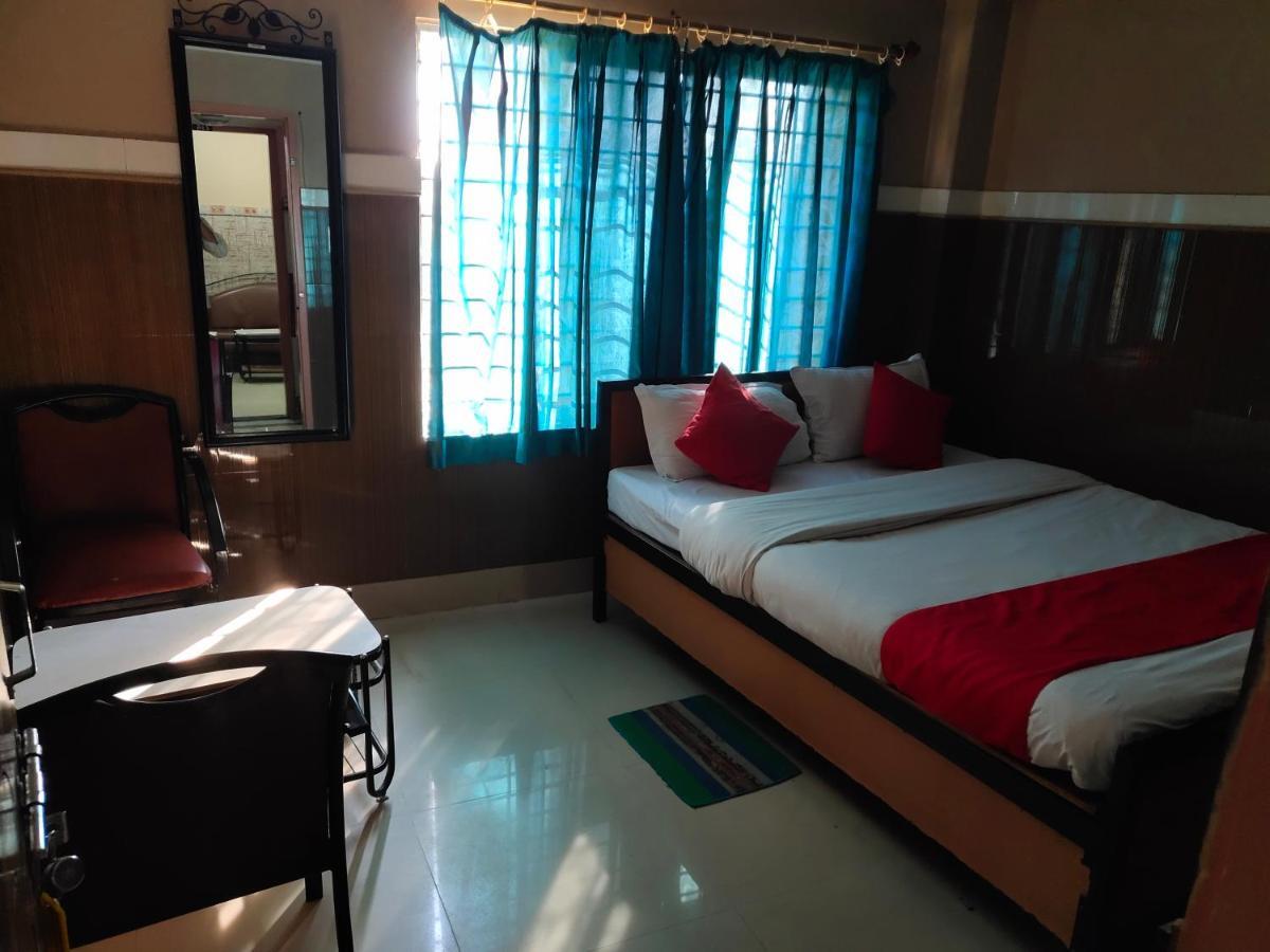 Tirupati Lodge Njp Силигури Екстериор снимка