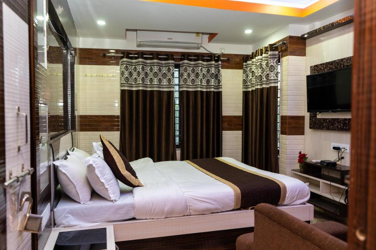 Tirupati Lodge Njp Силигури Екстериор снимка