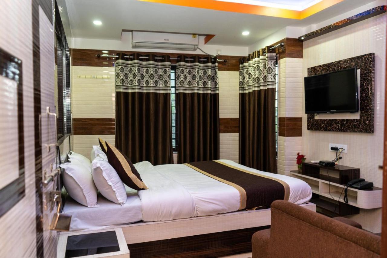 Tirupati Lodge Njp Силигури Екстериор снимка
