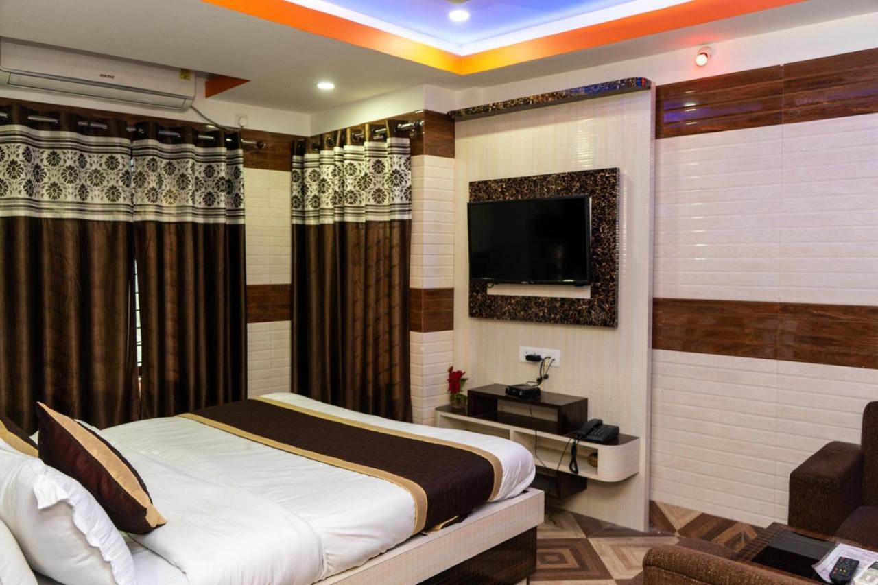 Tirupati Lodge Njp Силигури Екстериор снимка