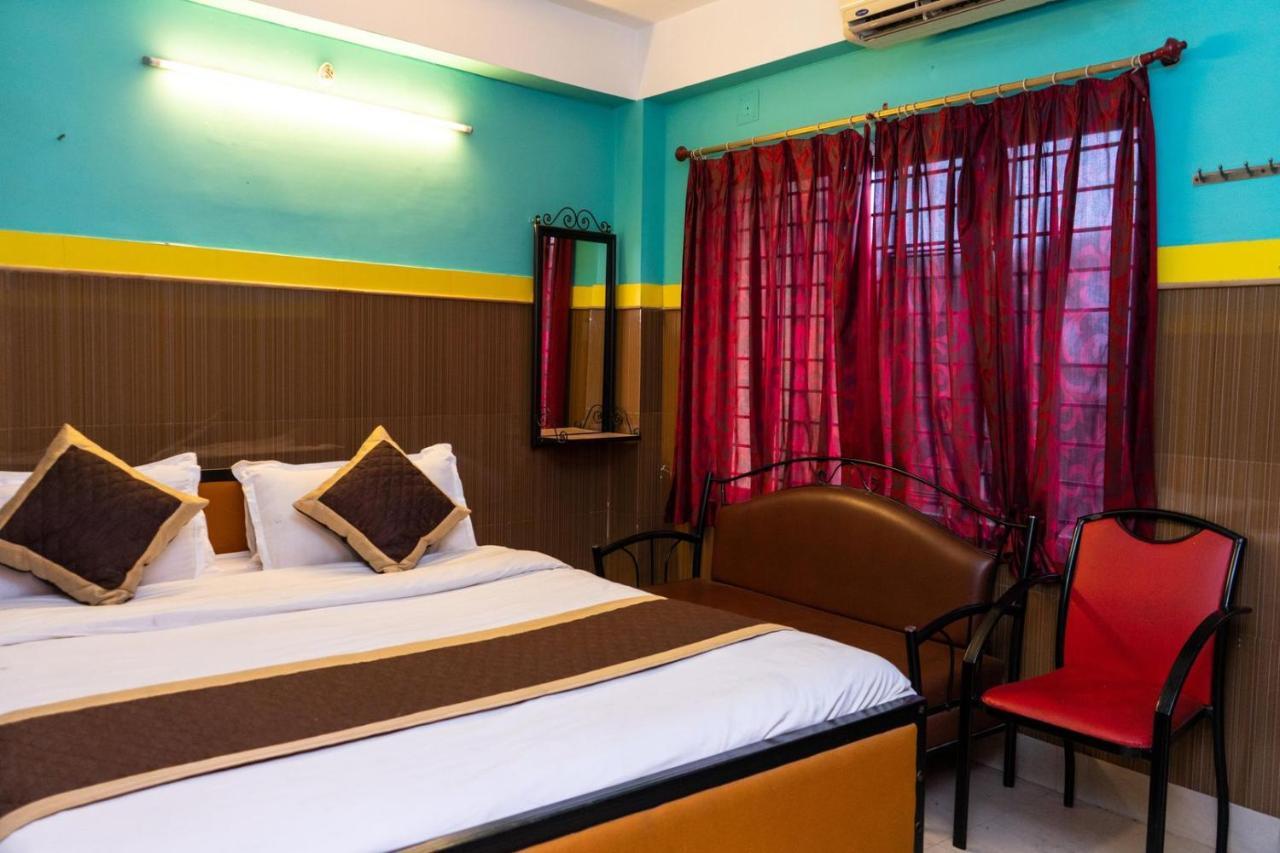 Tirupati Lodge Njp Силигури Екстериор снимка