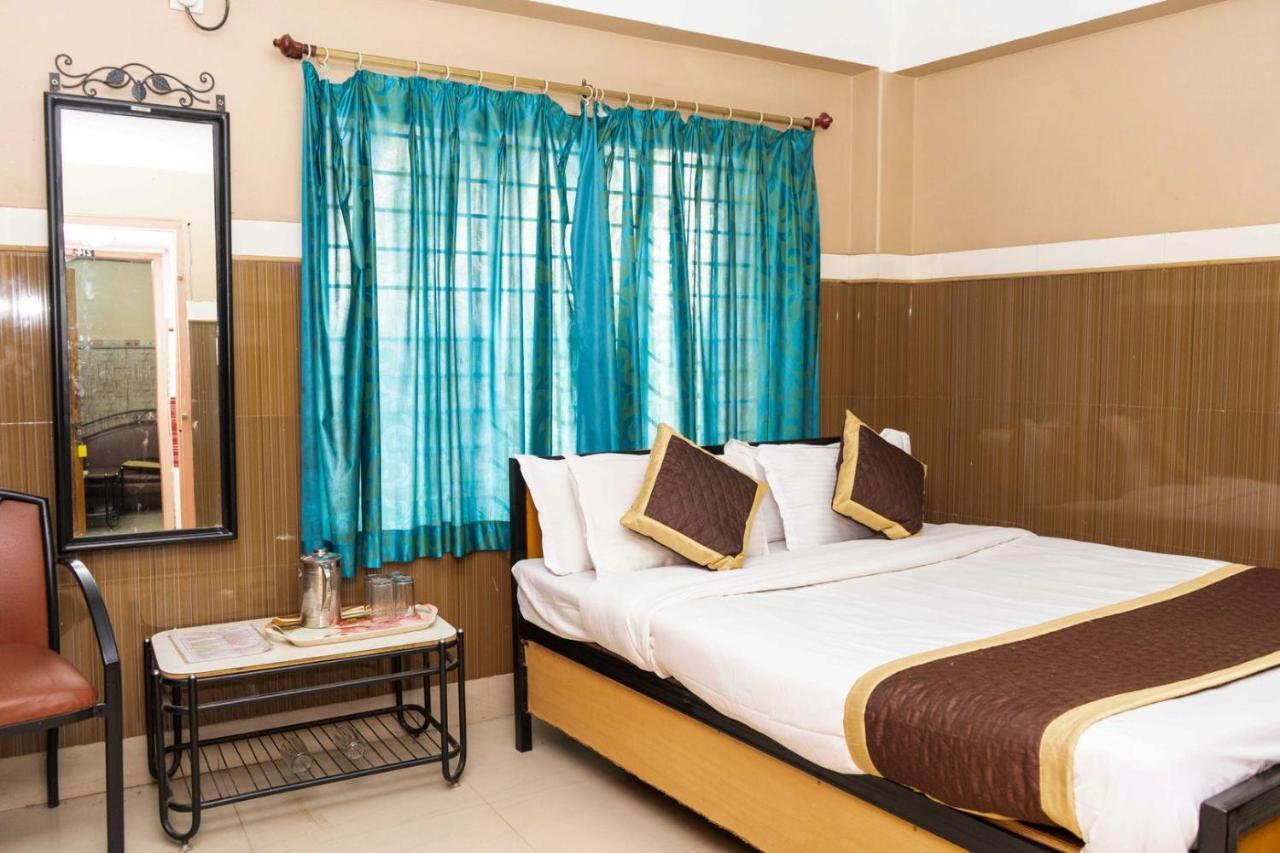 Tirupati Lodge Njp Силигури Екстериор снимка